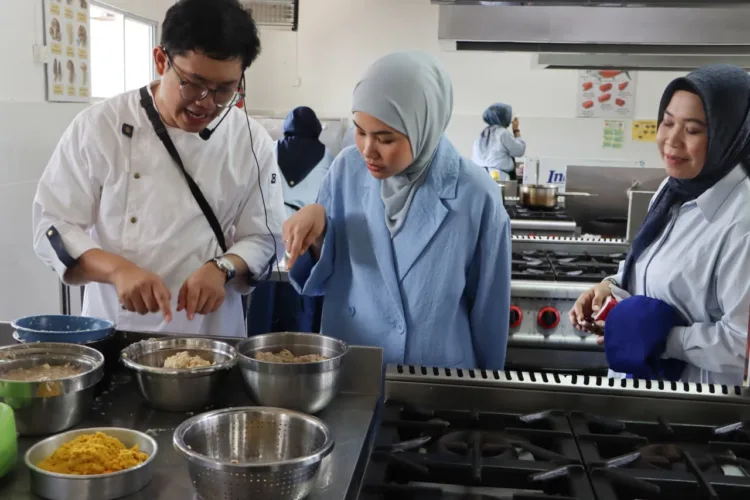 Ketua TP PKK Bintan Hafizha Rahmadhani meninjau langsung kegiatan Cooking Class dan Manajemen Food Cost di Politeknik Bintan Cakrawala (PBC), Kawasan Wisata Lagoi, Rabu (21/10/2026).