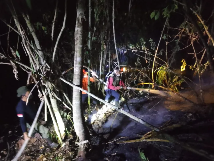 Penanganan lanjutan karhutla di Lore Utara oleh TRC PB BPBD Provinsi Sulawesi Tengah bersama tim gabungan. (Lingkar.news Network)