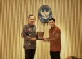 Bupati Jember Gus Fawait secara simbolis menerima bantuan anggaran dari pemerintah pusat. Pemkab Jember mengalokasikannya ke beberapa pos. (Lingkar.news Network)