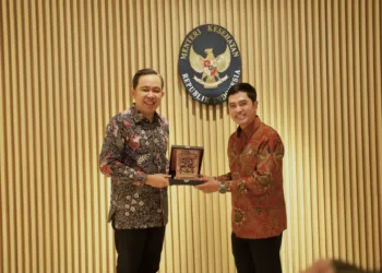 Bupati Jember Gus Fawait secara simbolis menerima bantuan anggaran dari pemerintah pusat. Pemkab Jember mengalokasikannya ke beberapa pos. (Lingkar.news Network)
