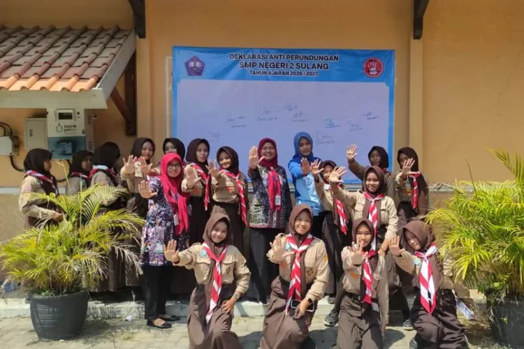 Wujudkan Sekolah Aman dan Nyaman, SMPN 2 Sulang Lantik 30 Agen Kece dan Deklarasi Antiperundungan 1 SMPN 2 Sulang melantik 30 Agen Kece dan menggelar deklarasi antiperundungan untuk mewujudkan lingkungan sekolah yang aman, nyaman, dan ramah anak.