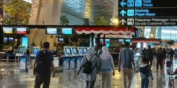 Kabut asap karhutla menyebabkan dua penerbangan dari dan menuju Bandara Soetta dibatalkan akibat gangguan jarak pandang di bandara tujuan.