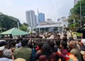 Aliansi Pedagang Pasar Jakarta mendatangi Balai Kota DKI untuk memprotes biaya revitalisasi yang disebut bisa mencapai lebih dari Rp200 juta per lapak.