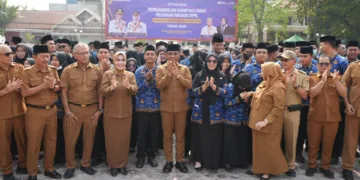 Pelantikan ASN Sulteng, Anwar Hafid Tekankan Meritokrasi dan Loyalitas 4 Gubernur Sulawesi Tengah Anwar Hafid (tengah) foto bersama dengan para ASN yang baru saja dilantik, beserta jajarannya, Selasa (13/10/2026). (Lingkar.news Network)