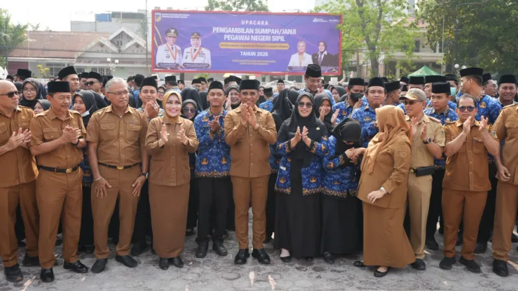 Pelantikan ASN Sulteng, Anwar Hafid Tekankan Meritokrasi dan Loyalitas 1 Gubernur Sulawesi Tengah Anwar Hafid (tengah) foto bersama dengan para ASN yang baru saja dilantik, beserta jajarannya, Selasa (13/10/2026). (Lingkar.news Network)
