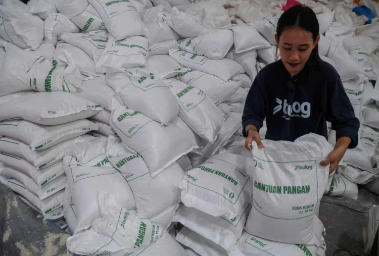 Ilustrasi pengemasan bantuan pangan di gudang. (Lingkar.news Network)