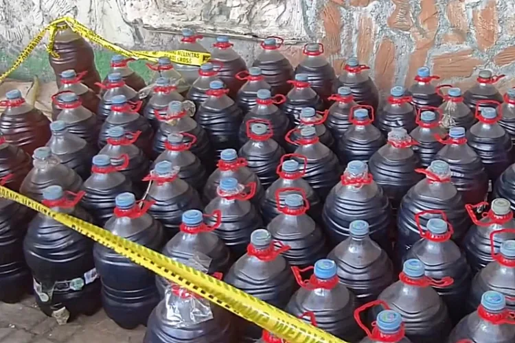 Polda Jateng menetapkan lima tersangka dalam kasus penygoplosan LPG 3 kg di Pati dan penimbunan 10.206 liter solar bersubsidi di Cilacap.