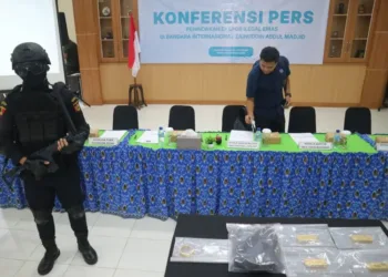 Bea Cukai Mataram menggagalkan penyelundupan 5,29 kg emas senilai Rp13,1 miliar di Bandara Lombok, terdiri atas emas batangan dan gelang.