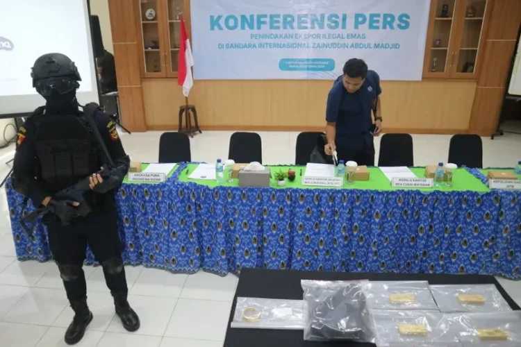 Bea Cukai Gagalkan Penyelundupan 5,29 Kg Emas Senilai Rp13,1 Miliar di Bandara Lombok 1 Bea Cukai Mataram menggagalkan penyelundupan 5,29 kg emas senilai Rp13,1 miliar di Bandara Lombok, terdiri atas emas batangan dan gelang.