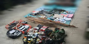Dua anggota KKB tewas dalam kontak tembak dengan Satgas Rajawali Koops TNI Habema di Nduga. Prajurit TNI menyita senjata dan uang tunai Rp88 juta.