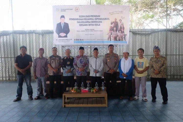 Muazim Akbar Bersama BKKBN Perkuat Edukasi Keluarga Berkualitas untuk Wujudkan Generasi Emas 2045 1 H.M.Muazzim Akbar,SIP Bersama Kepala DP3AP2KB,KORPIMCAM Praya
