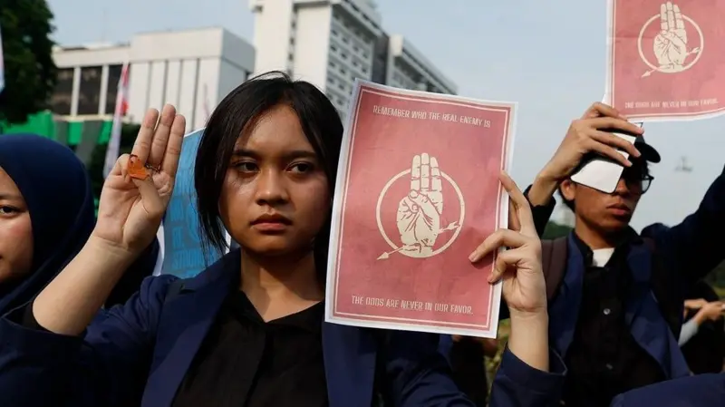 Aksi Massa Komite Sadar di Jakarta: Usung Simbol Tiga Jari dan 5 Tuntutan 2 Aksi Massa Komite Sadar di Jakarta: Usung Simbol Tiga Jari dan 5 Tuntutan