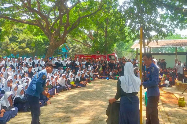 Asah 'Life Skill' Murid, SMPN 2 Rembang Gandeng BPBD Gelar Edukasi Tanggap Bencana 1 SMPN 2 Rembang menggandeng BPBD menggelar edukasi dan simulasi kebencanaan untuk 900 siswa guna mengasah life skill.