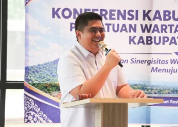 Bupati Bintan Roby Kurniawan membuka Konferkab II PWI Bintan dan menegaskan peran pers dalam mengawal pembangunan.