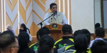 Bupati Bintan Roby Kurniawan mengajak generasi muda sadar hukum dan bijak bermedia sosial saat peringatan Hari Sumpah Pemuda 2026 bersama Kejari Bintan.