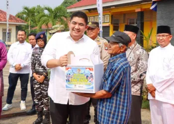 Bupati Bintan Roby Kurniawan mengapresiasi aksi kepedulian Lanal Bintan yang menyelenggarakan Bakti Sosial dan Penyuluhan Kesehatan di HUT ke-81 TNI.