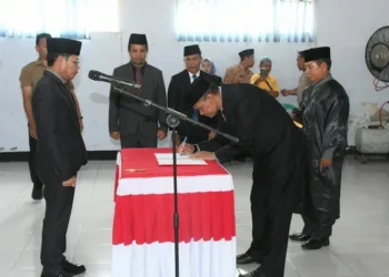Bupati Dompu Bambang Firdaus melantik H. Rifaid sebagai Pj Sekda setelah jabatan Sekda definitif kosong hampir 11 bulan.