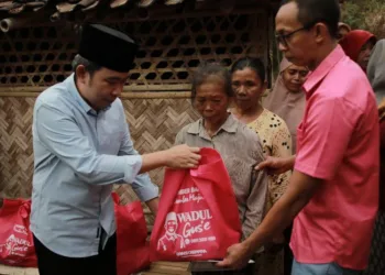 Bupati Jember Gus Fawait meninjau Desa Sucopangepok dan berkomitmen membantu perbaikan jalan desa serta fasilitas sanitasi warga tahun depan.