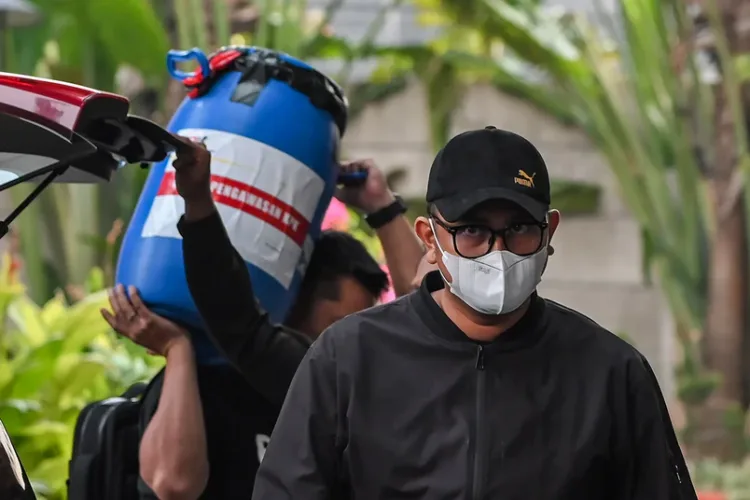 OTT Bupati Klaten: KPK Sita Rp1,9 Miliar dalam Tong Biru dan Ungkap 5 Klaster Korupsi 1 KPK menyita Rp1,9 miliar dalam OTT Bupati Klaten Hamenang Wajar Ismoyo dan mengungkap lima klaster dugaan korupsi, termasuk pengadaan, perizinan, dan audit BPK.