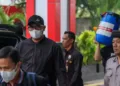 KPK membawa Bupati Klaten Hamenang Wajar Ismoyo dan Kepala BPK Jateng Ahmad Luthfi ke Jakarta usai OTT.