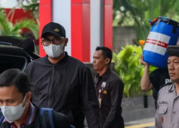 KPK membawa Bupati Klaten Hamenang Wajar Ismoyo dan Kepala BPK Jateng Ahmad Luthfi ke Jakarta usai OTT.