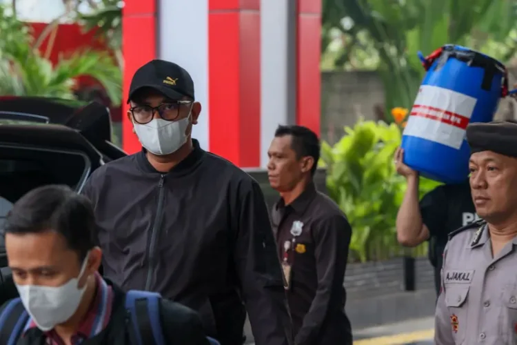 KPK membawa Bupati Klaten Hamenang Wajar Ismoyo dan Kepala BPK Jateng Ahmad Luthfi ke Jakarta usai OTT.