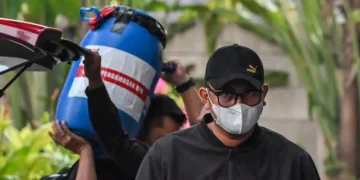 Bupati Klaten Kejaring OTT KPK, PDIP Jateng Siapkan Sanksi Organisasi 4 Bupati Klaten Hamenang Wajar Ismoyo digelandang ke KPK, Kamis (16/10/2026). (Lingkar.news Network)