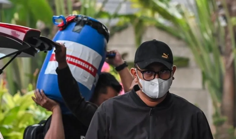 Bupati Klaten Kejaring OTT KPK, PDIP Jateng Siapkan Sanksi Organisasi 1 Bupati Klaten Hamenang Wajar Ismoyo digelandang ke KPK, Kamis (16/10/2026). (Lingkar.news Network)
