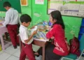 Ilustrasi-seorang guru sedang mengajari peserta didiknya. Dewan Pendidikan Kabupaten Semarang, Jawa Tengah, buka suara soal wacana siswa tak otomatis naik kelas. (Hesty Imaniar)