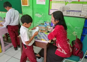 Ilustrasi-seorang guru sedang mengajari peserta didiknya. Dewan Pendidikan Kabupaten Semarang, Jawa Tengah, buka suara soal wacana siswa tak otomatis naik kelas. (Hesty Imaniar)