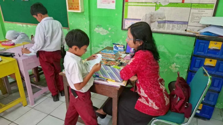 Ilustrasi-seorang guru sedang mengajari peserta didiknya. Dewan Pendidikan Kabupaten Semarang, Jawa Tengah, buka suara soal wacana siswa tak otomatis naik kelas. (Hesty Imaniar)