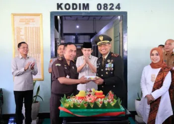 Forkopimda Jember memberi kejutan HUT ke-81 TNI dengan mendatangi Makodim 0824/Jember tanpa pemberitahuan resmi, sekaligus memperkuat sinergi daerah.