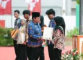 Pramono Salurkan Bantuan Rp4,67 Miliar untuk Pemutihan Ijazah 2.810 Warga Jakarta 5 Gubernur DKI Jakarta Pramono Anung menyalurkan bantuan pemutihan ijazah senilai Rp4,67 miliar kepada 2.810 warga pada tahap kedua 2026.