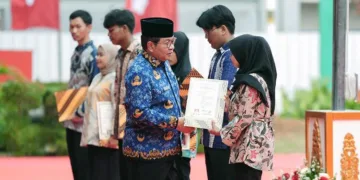 Pramono Salurkan Bantuan Rp4,67 Miliar untuk Pemutihan Ijazah 2.810 Warga Jakarta 4 Gubernur DKI Jakarta Pramono Anung menyalurkan bantuan pemutihan ijazah senilai Rp4,67 miliar kepada 2.810 warga pada tahap kedua 2026.