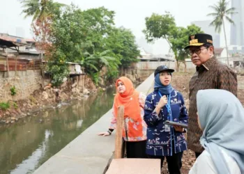 Gubernur DKI Jakarta Pramono Anung meninjau normalisasi Kali Mampang di Poncol untuk mengurangi risiko banjir menjelang musim hujan akhir November.