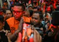 Bupati Klaten Hamenang Wajar Ismoyo (kiri) berjalan menggunakan rompi tahanan usai menjalani pemeriksaan di Gedung Merah Putih KPK, Jakarta, Jumat (16/10/2026).