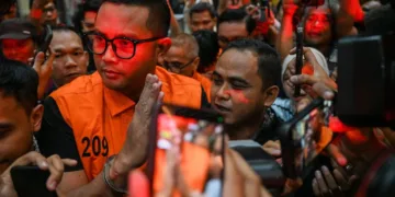 Bupati Klaten Resmi Ditahan KPK, Langsung Diborgol! 4 Bupati Klaten Hamenang Wajar Ismoyo (kiri) berjalan menggunakan rompi tahanan usai menjalani pemeriksaan di Gedung Merah Putih KPK, Jakarta, Jumat (16/10/2026).