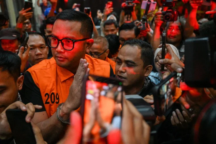 Bupati Klaten Hamenang Wajar Ismoyo (kiri) berjalan menggunakan rompi tahanan usai menjalani pemeriksaan di Gedung Merah Putih KPK, Jakarta, Jumat (16/10/2026).
