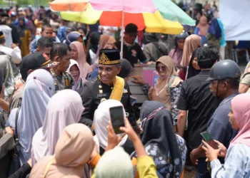 Gubernur Sulteng Anwar Hafid turun dari mimbar upacara dalam upacara HUTDA ke-27 Kabupaten Buol, Senin (12/10/2026), untuk menyapa dan berbincang langsung dengan warganya. (Lingkar.news Network)
