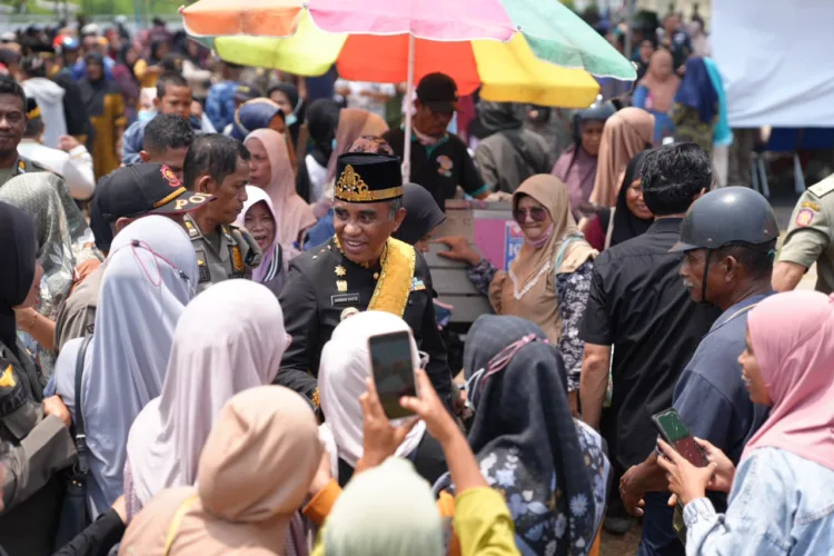 Gubernur Sulteng Anwar Hafid turun dari mimbar upacara dalam upacara HUTDA ke-27 Kabupaten Buol, Senin (12/10/2026), untuk menyapa dan berbincang langsung dengan warganya. (Lingkar.news Network)