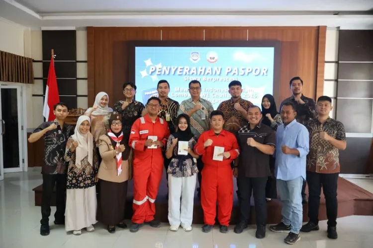 Pemkab dan Imigrasi Blora fasilitasi paspor untuk dua siswa SMK Migas Cepu yang akan mewakili Indonesia berkompetisi di JA WE Challenge 2026 Singapura.