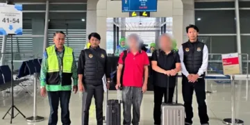 Imigrasi Madiun mendeportasi dua WNA China yang menyalahgunakan izin tinggal untuk bekerja sebagai mandor proyek pembangunan.