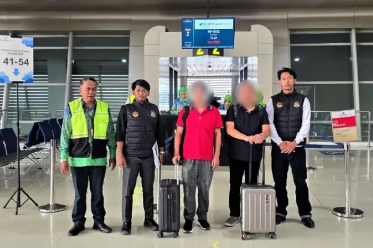 Imigrasi Madiun mendeportasi dua WNA China yang menyalahgunakan izin tinggal untuk bekerja sebagai mandor proyek pembangunan.