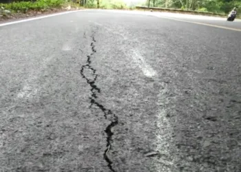Waspada! Ada Retakan 30 Meter di Jalan Gumitir Penghubung Jember–Banyuwangi