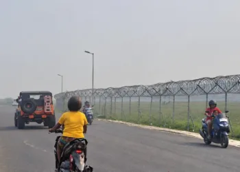 Seluruh penerbangan dari dan menuju Bandara Rendani Manokwari dibatalkan akibat kabut asap.