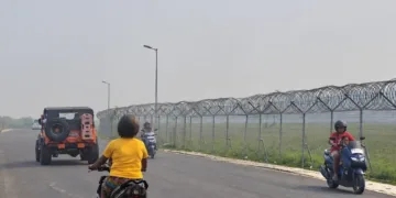 Seluruh penerbangan dari dan menuju Bandara Rendani Manokwari dibatalkan akibat kabut asap.