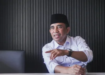 Gubernur Sulteng Anwar Hafid. Ia mengimbau masyarakat untuk mengenakan masker sebab kabut asap semakin parah. (Lingkar.news Network)