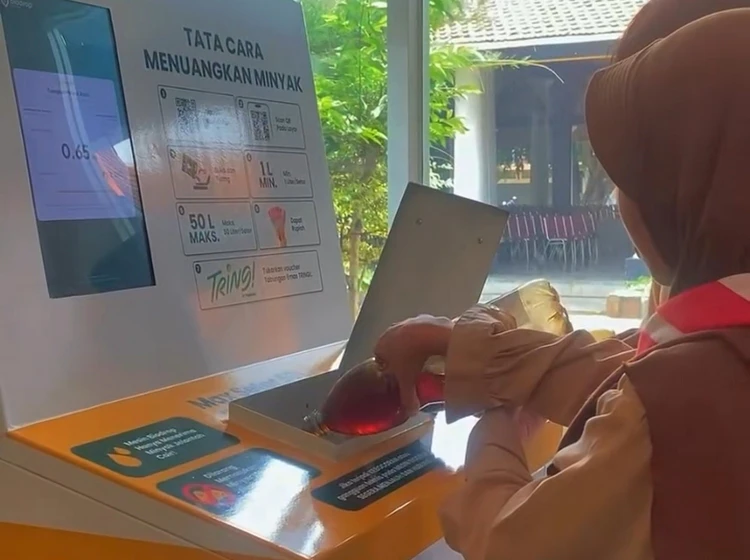 Kader Adiwiyata SMP Islam An-Nawawiyyah bekerja sama dengan Bank Sampah Sido Berkah mengolah limbah minyak jelantah menjadi saldo e-money.
