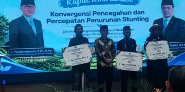 Pemberian penghargaan kepada para juara lomba DBB oleh Menteri Desa PDT Yandri Susanto.