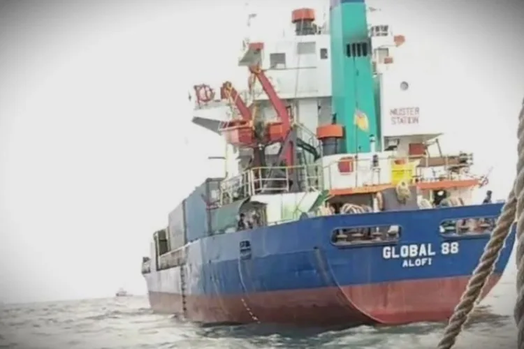 Kapal MV Global 88 pengangkut rokok ekspor ke Malaysia diamankan TNI AL di Lanal Balikpapan, tim hukum mempertanyakan dasar pengamanan.